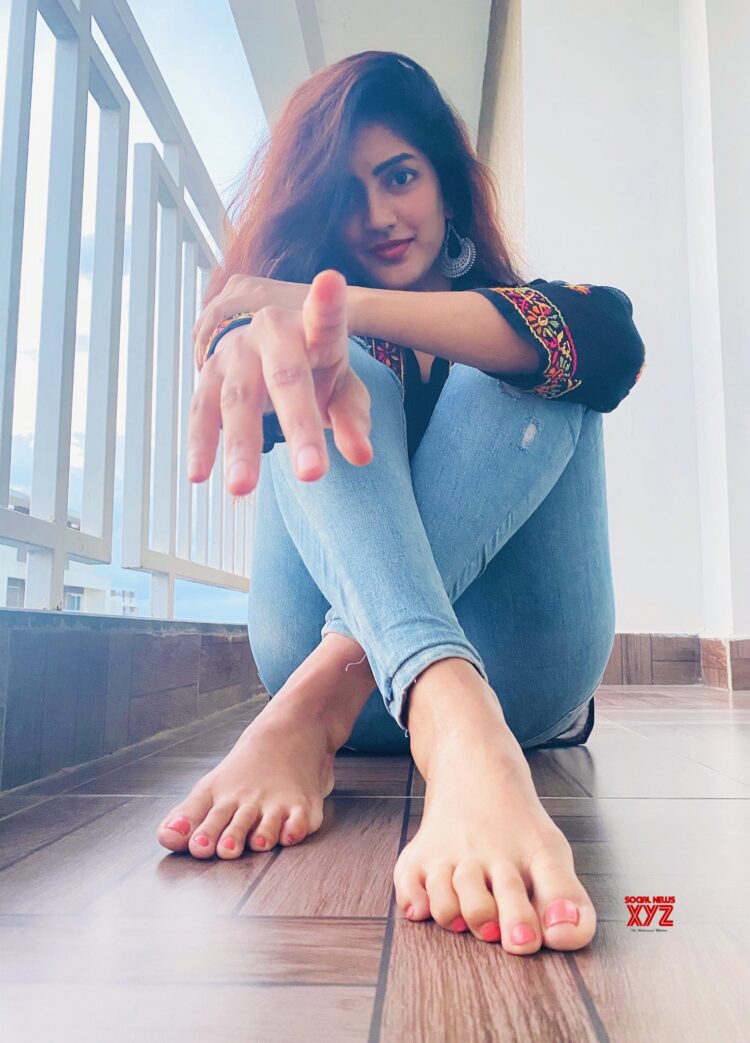 eesha rebba feet 5