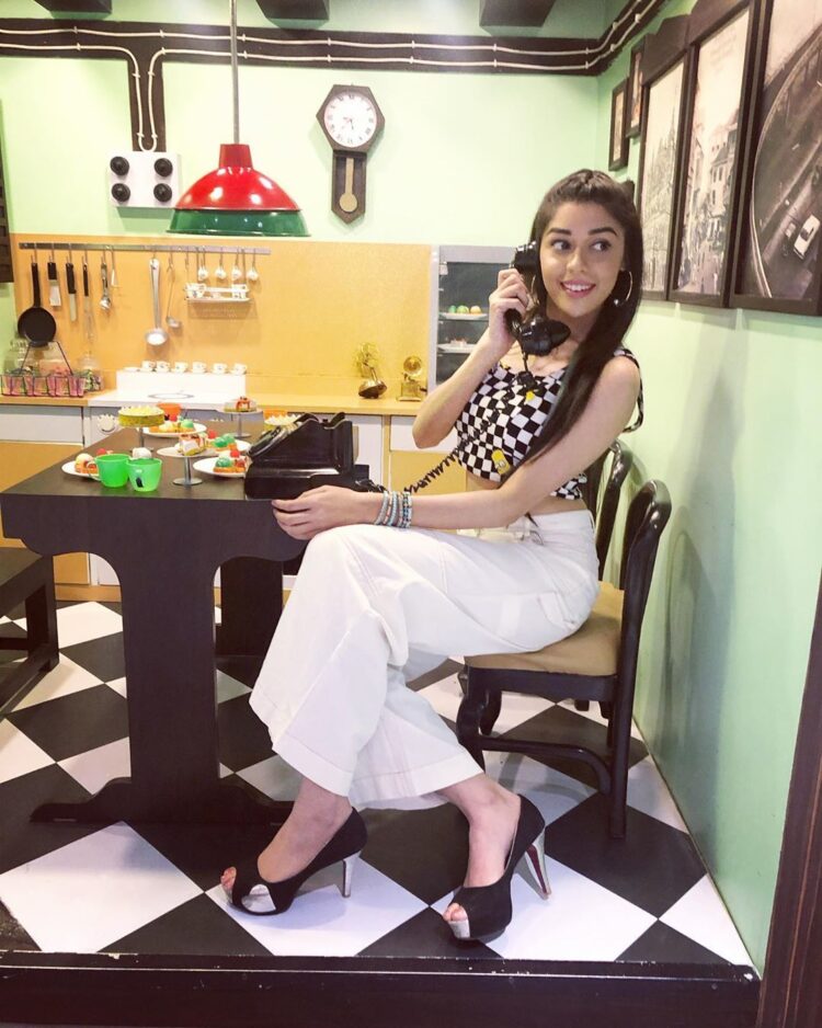 eisha singh feet 3