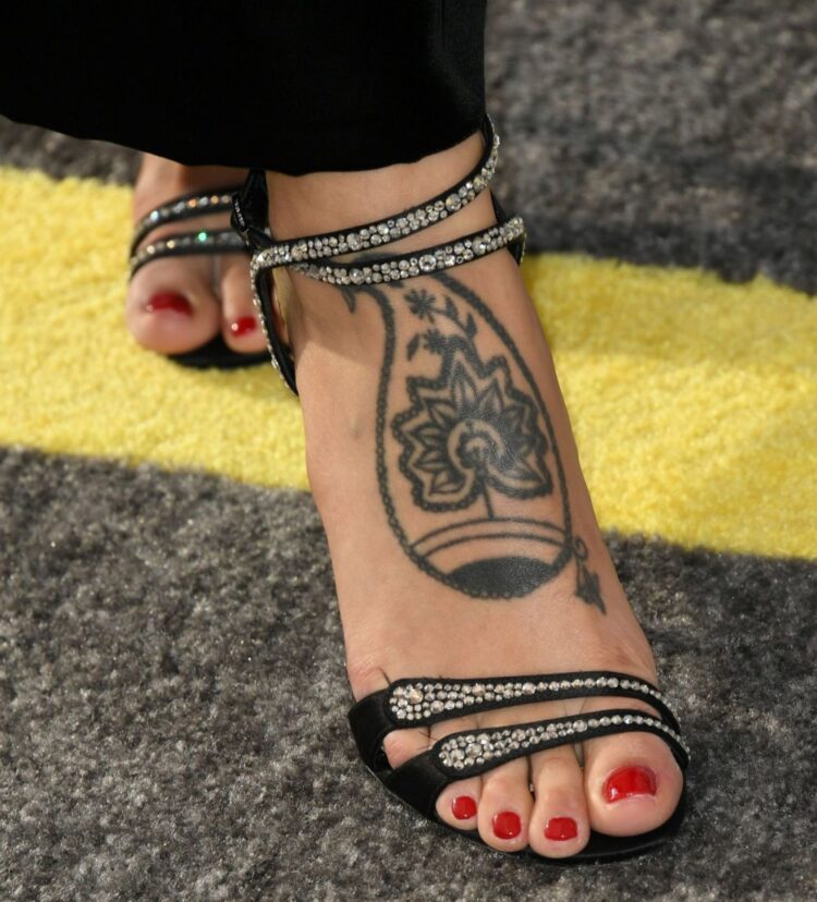 eiza gonzalez feet 6