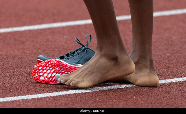 elaine thompson feet