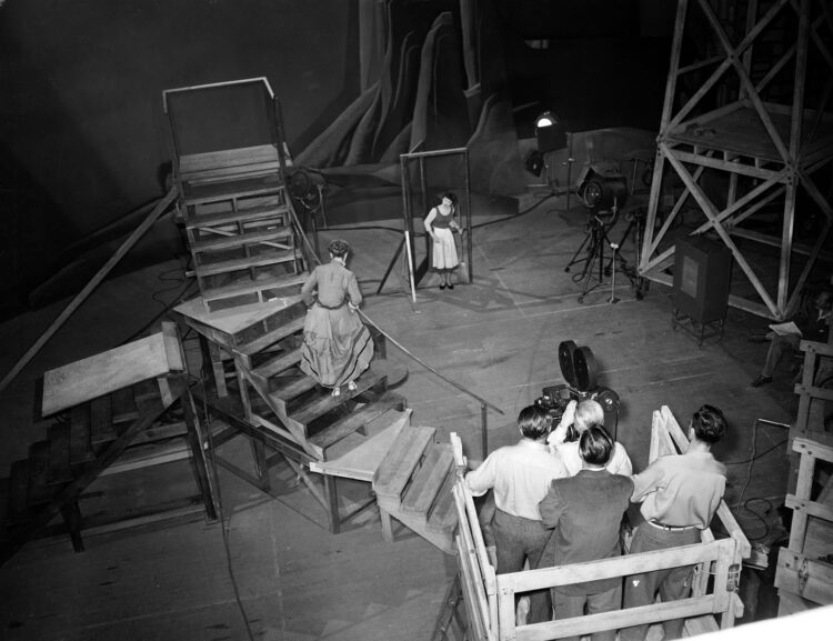 eleanor audley feet 4