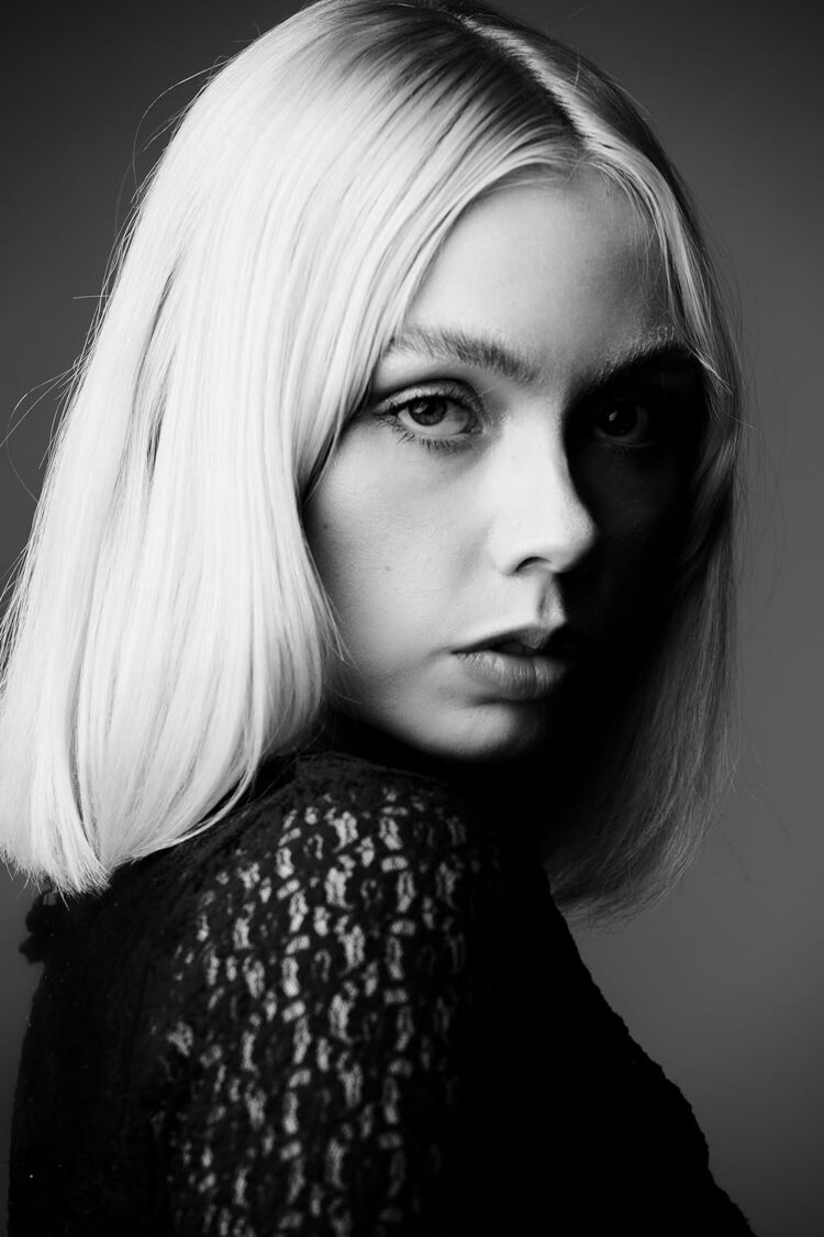 elianne alexander feet 5