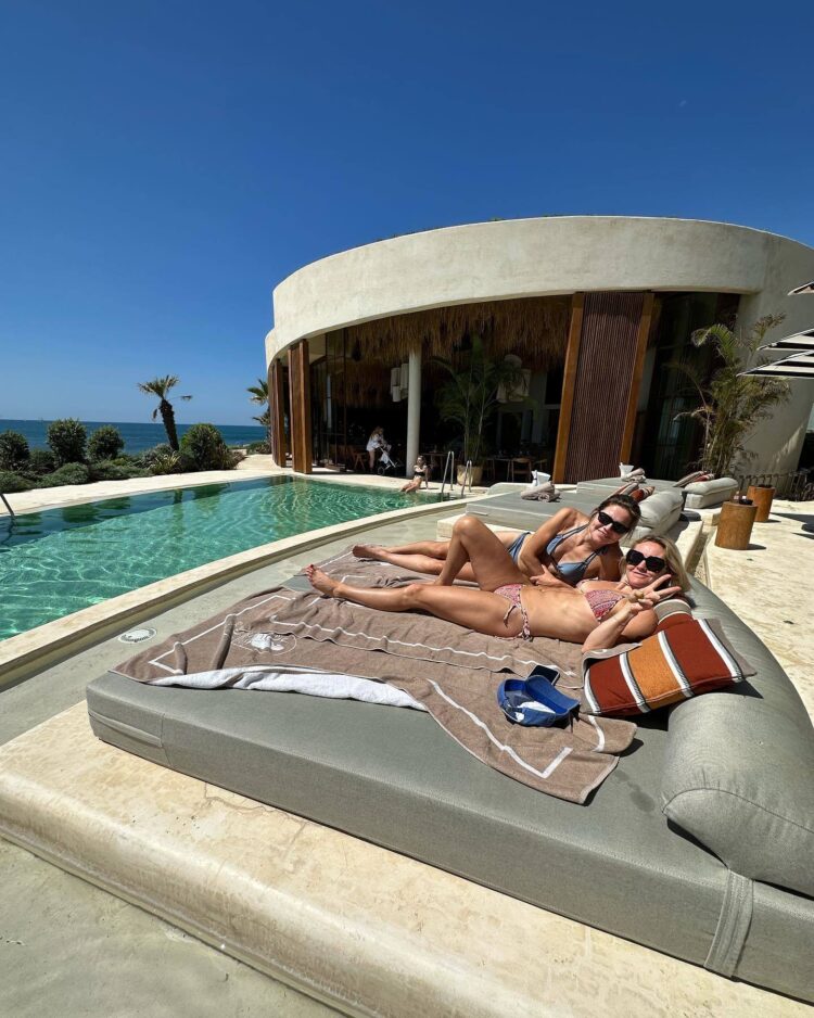 elisabeth carpenter feet 6