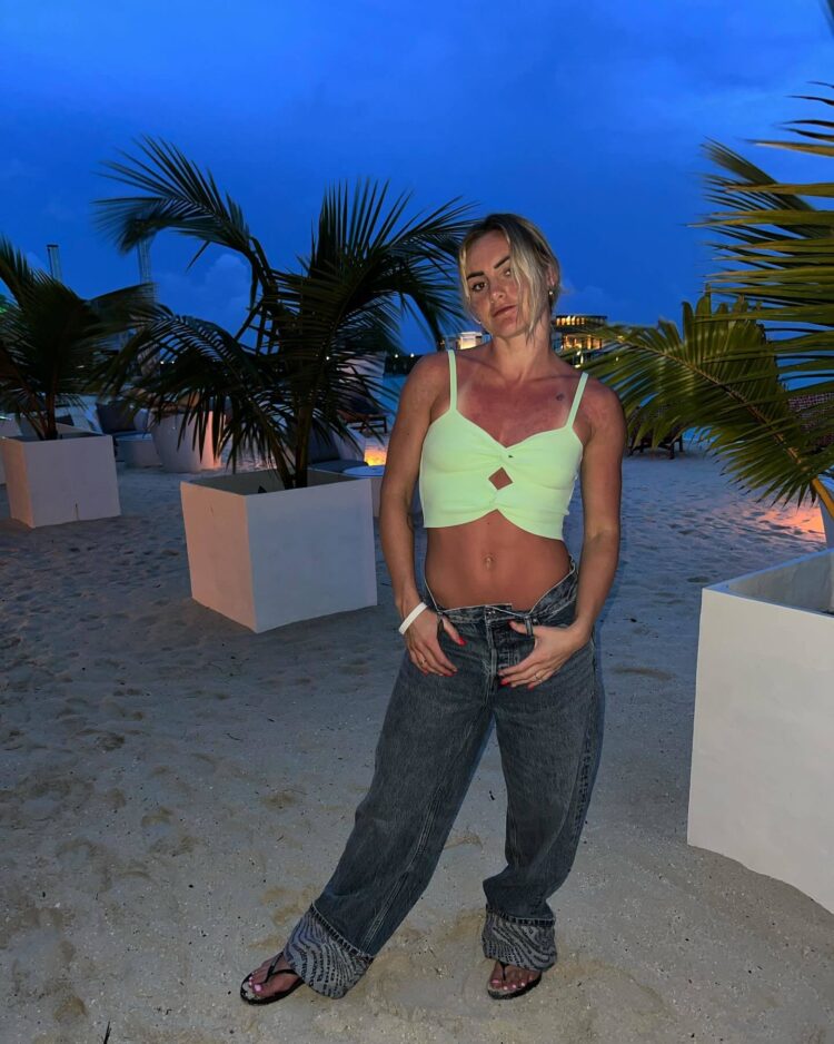 elisabeth carpenter feet