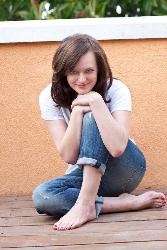 elisabeth moss feet 3