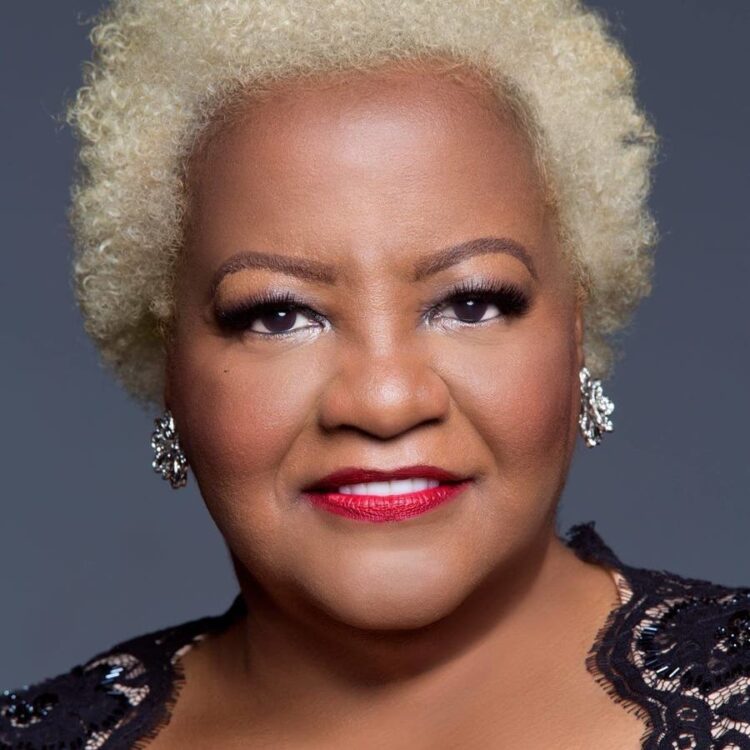 elisabeth omilami feet 5