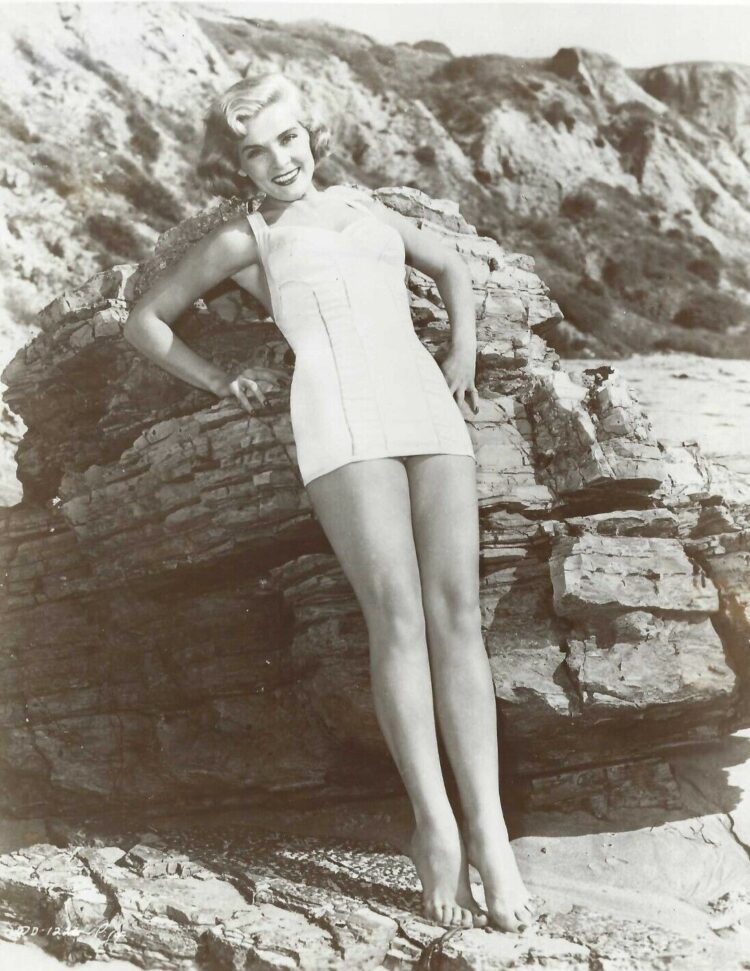 elisabeth scott feet 4