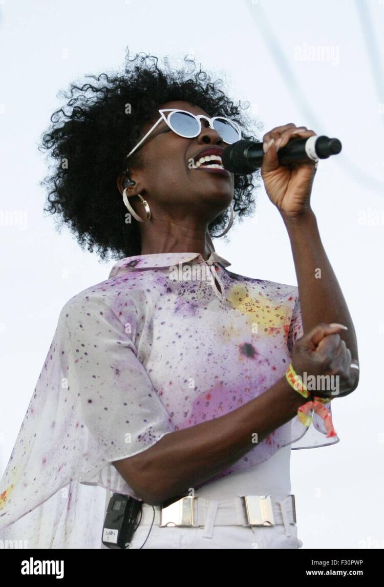 elisabeth troy feet 5