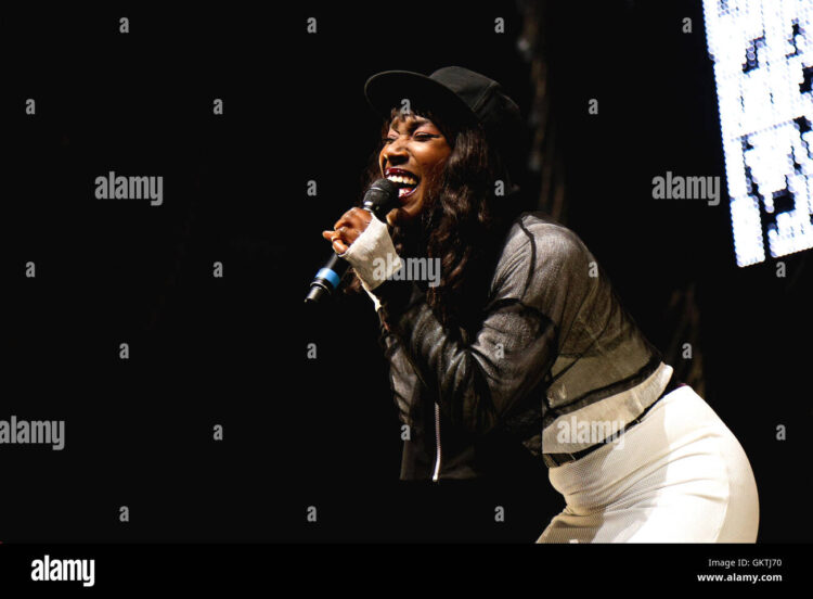 elisabeth troy feet 6