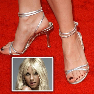 elisha cuthbert feet 5