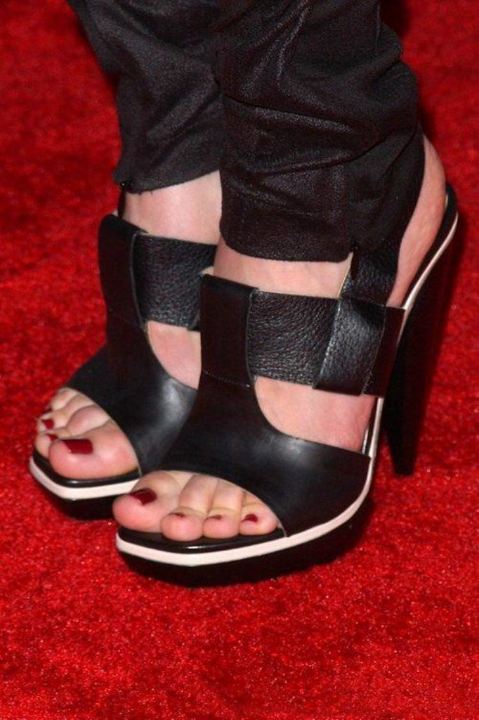 eliza dushku feet 4