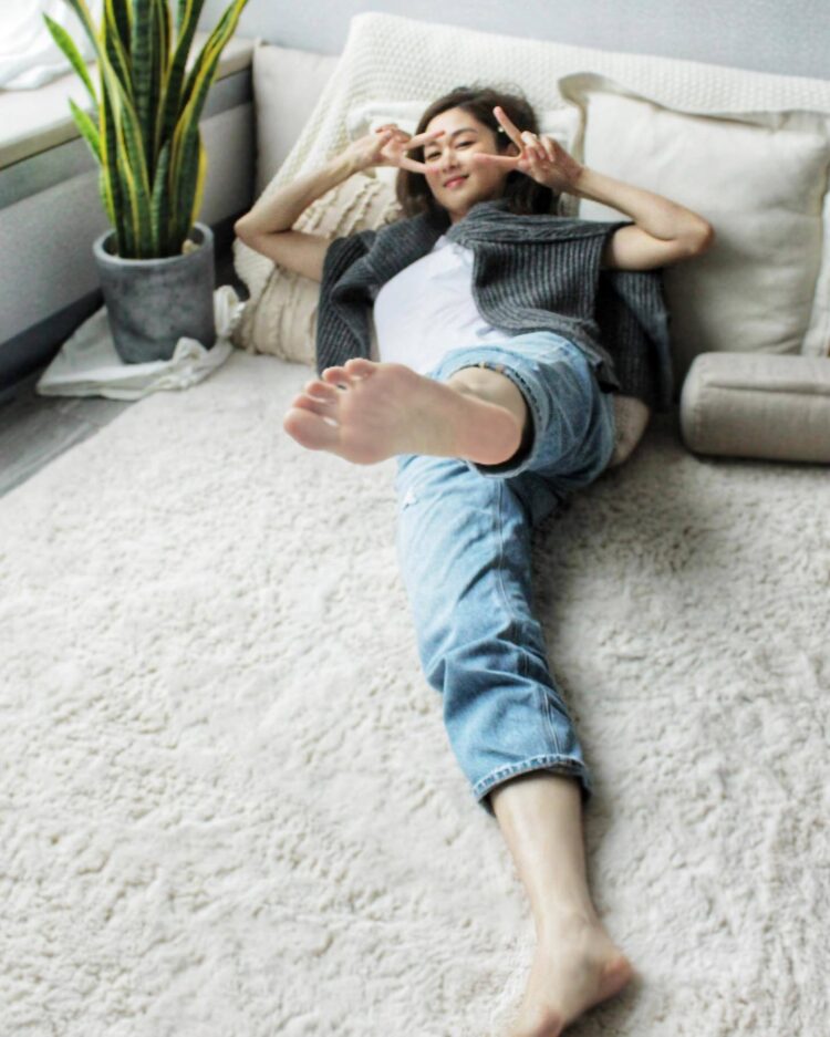 eliza sam feet 2