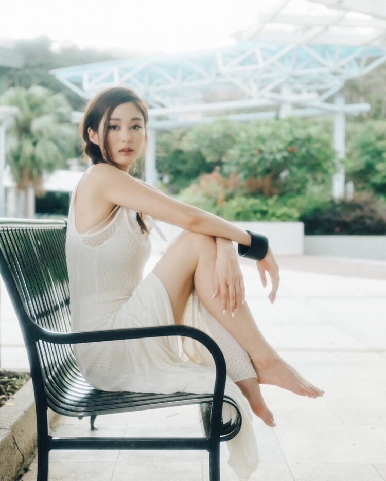 eliza sam feet