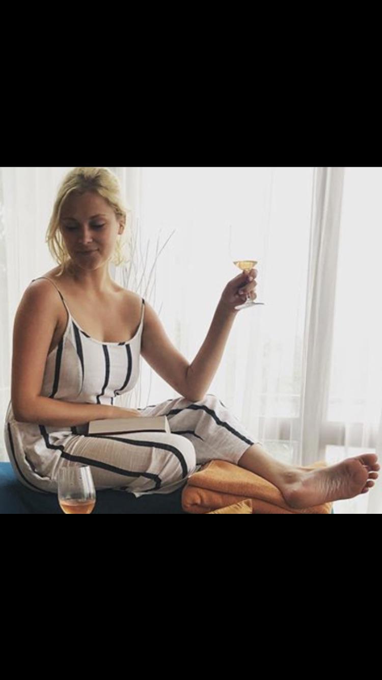 eliza taylor feet 3