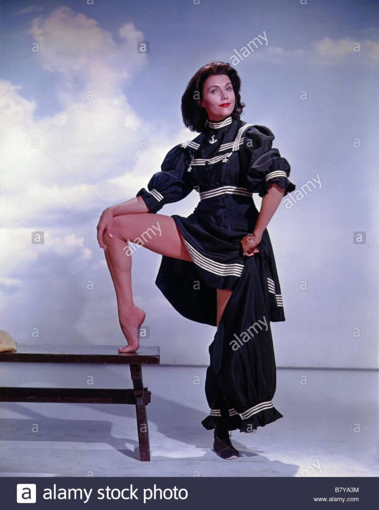 elizabeth allen feet 5