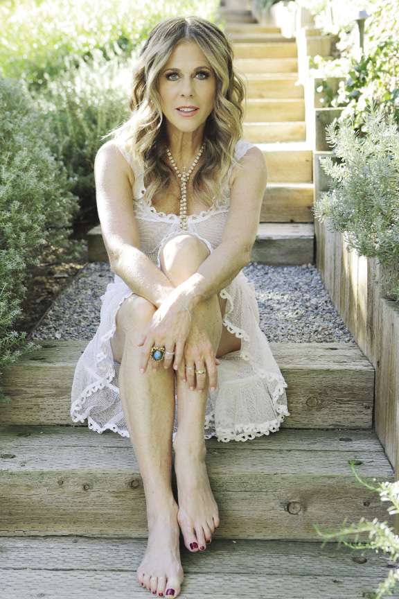 elizabeth ann hanks feet 6