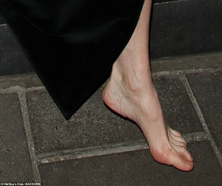 elizabeth earl feet 5