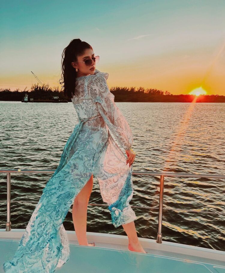 elizabeth elias feet