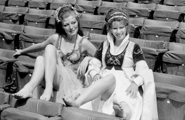 elizabeth estensen feet 1