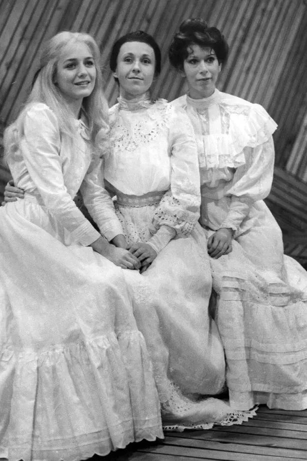 elizabeth estensen feet 5