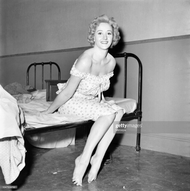 elizabeth fraser feet 5
