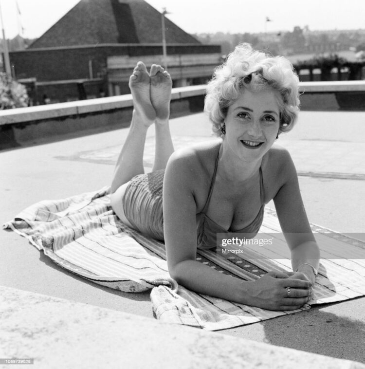 elizabeth fraser feet