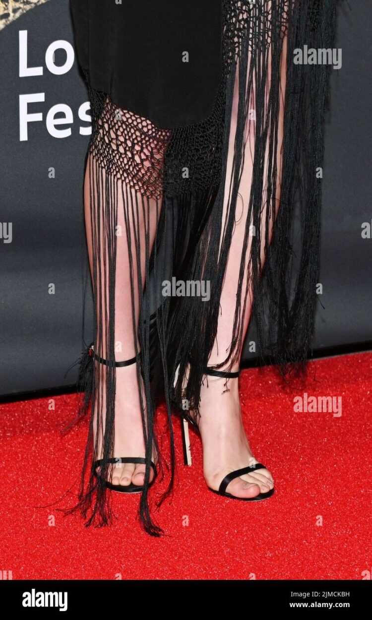 elizabeth gabler feet 4