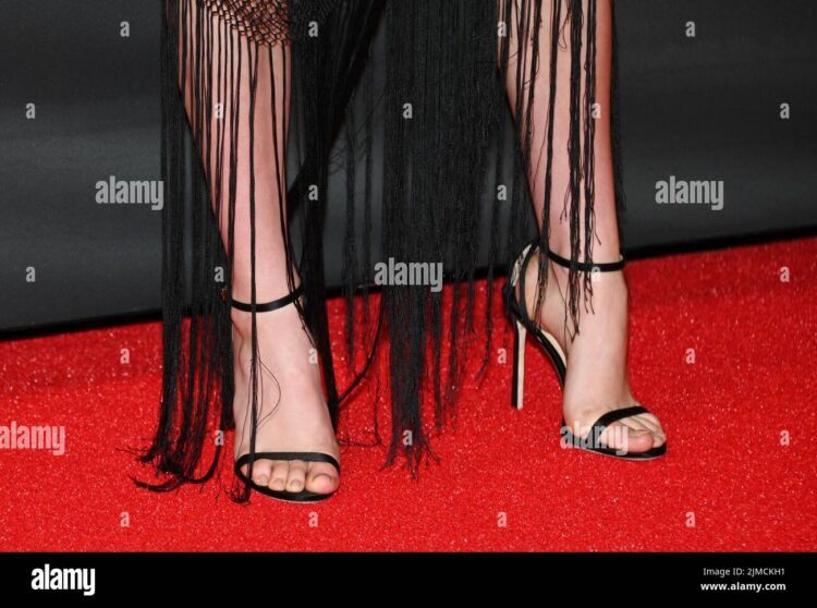 elizabeth gabler feet 6