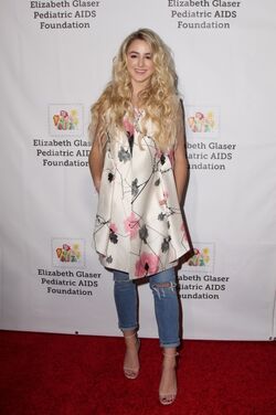 elizabeth glaser feet 5