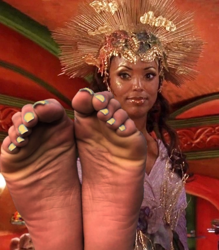 elizabeth grier feet