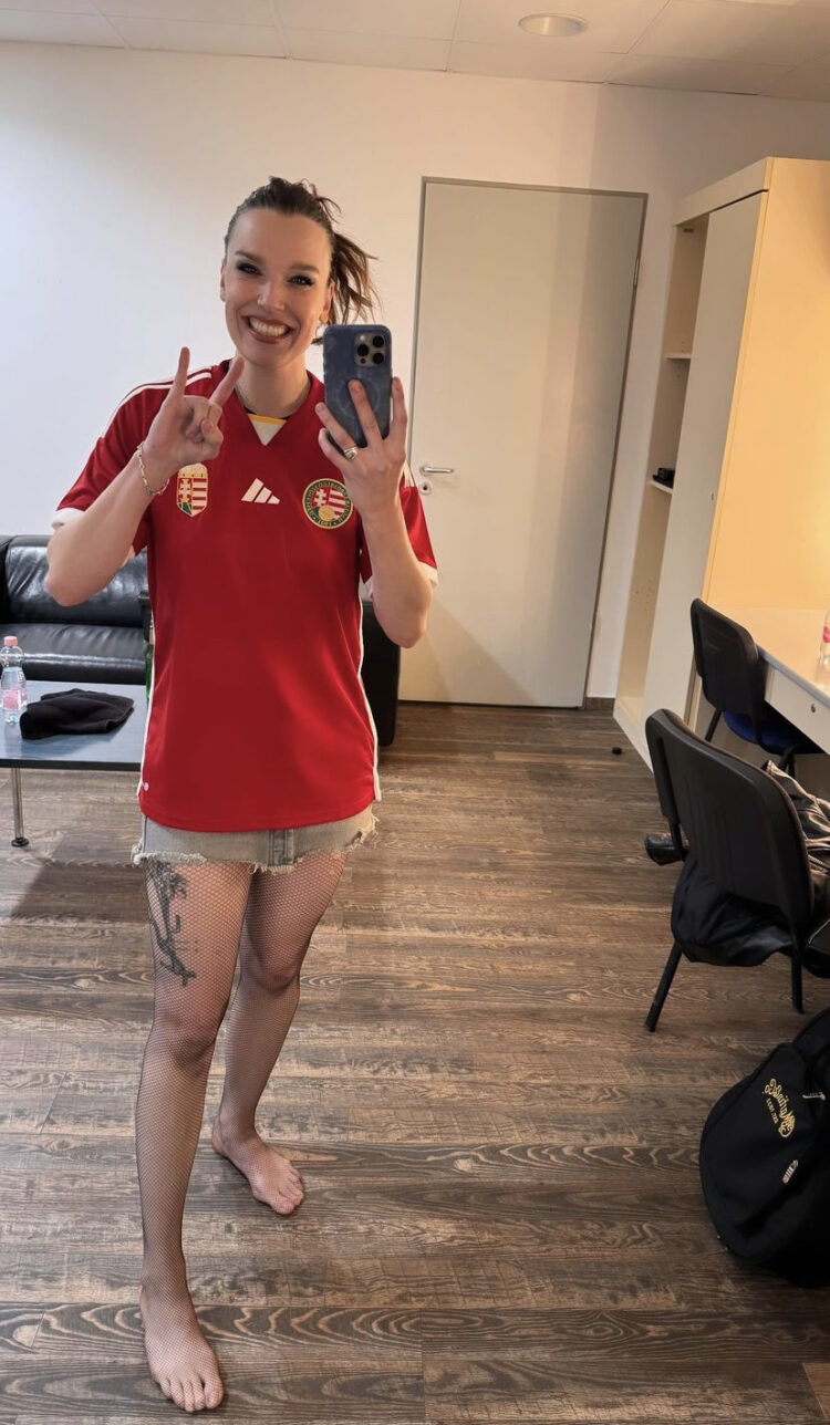 elizabeth hale feet 4