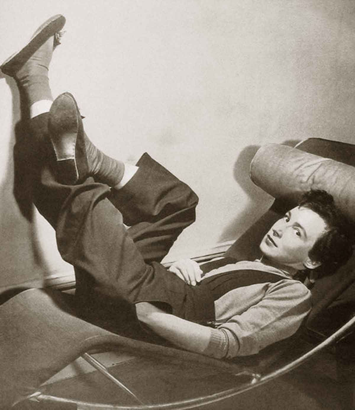 elizabeth hawes feet 3