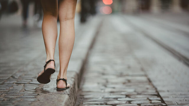 elizabeth israel feet 5