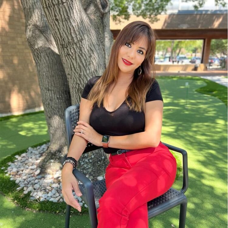 elizabeth martinez feet 1