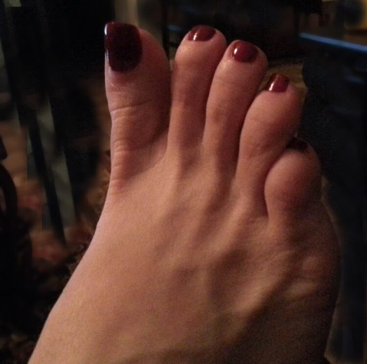 elizabeth mas feet 2