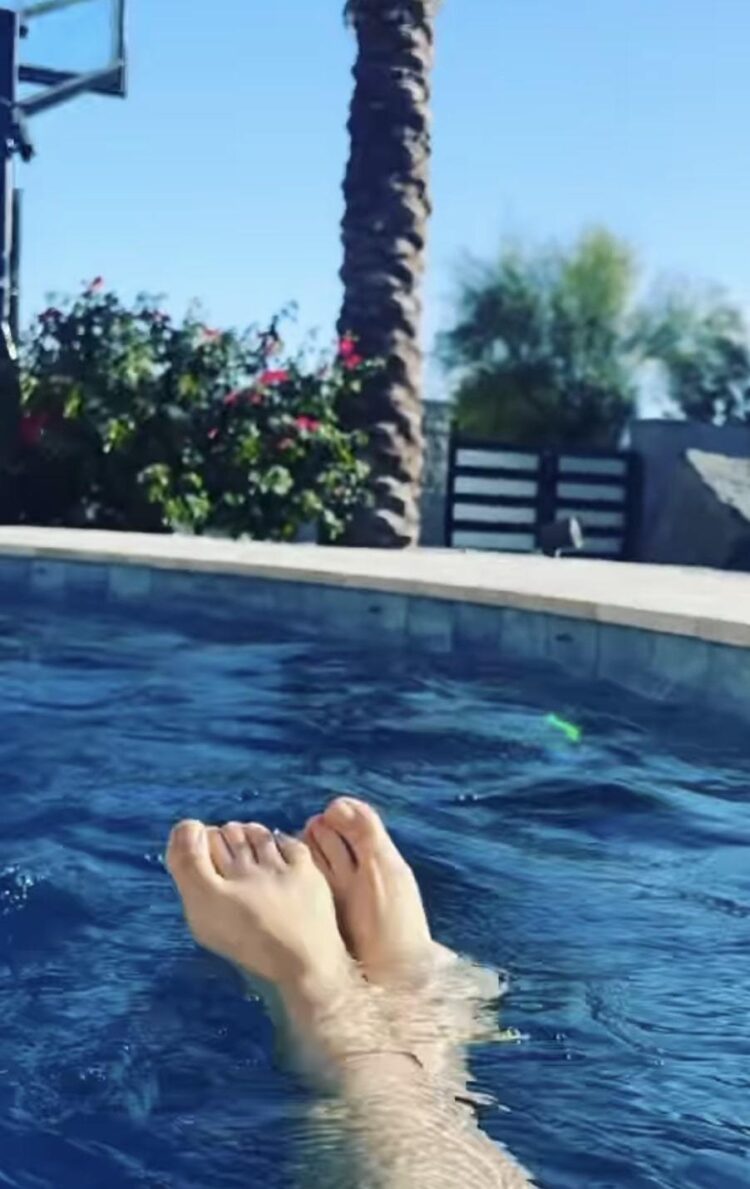 elizabeth maxwell feet 2