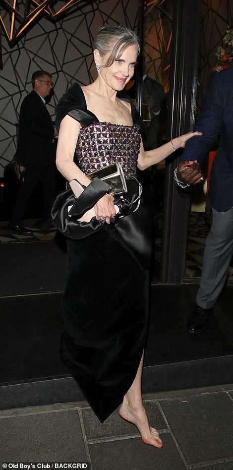 elizabeth mcgovern feet 6