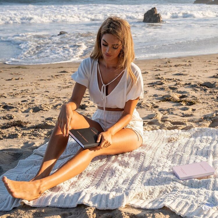 elizabeth mendoza feet 5