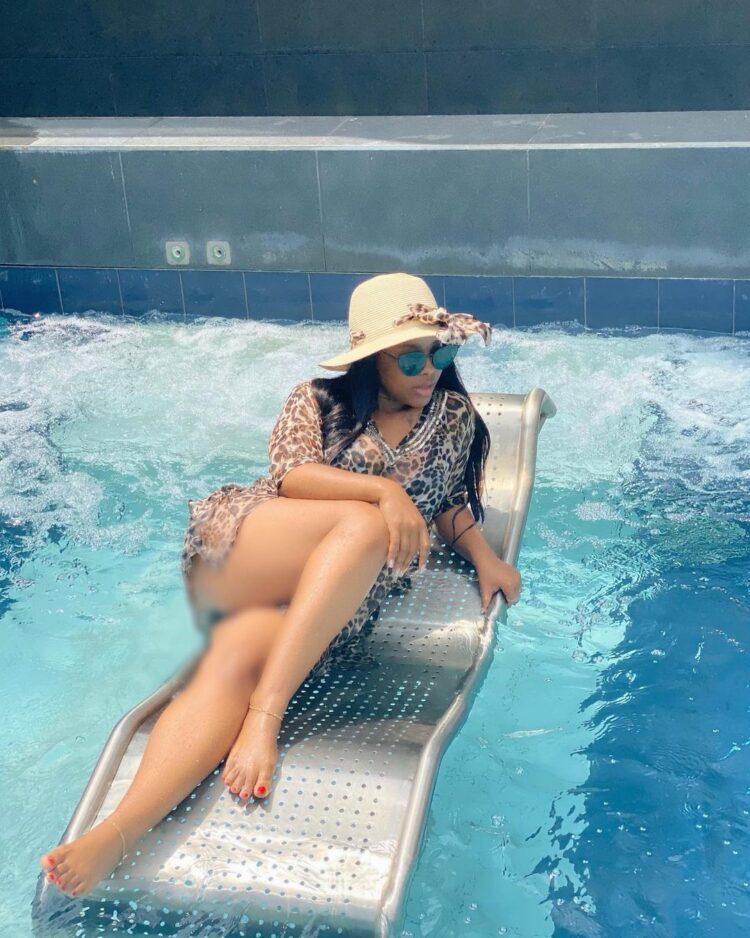 elizabeth michael feet 2