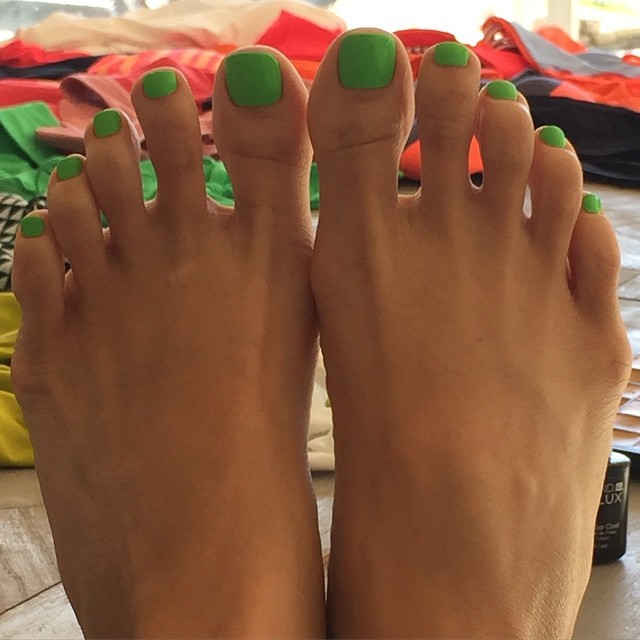 elizabeth nelson feet 5