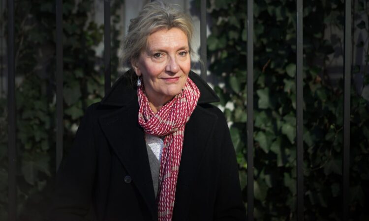 elizabeth strout feet 6