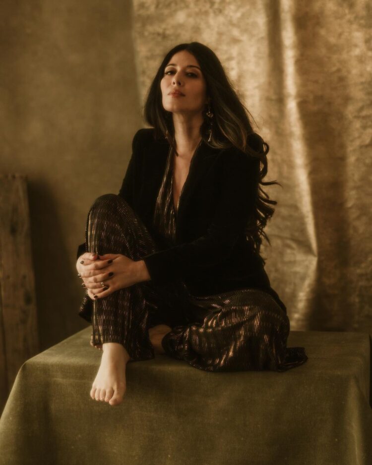 elizabeth tabish feet 1