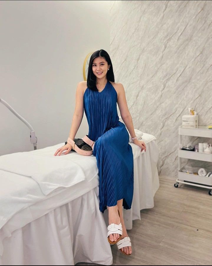 elizabeth tan feet 5