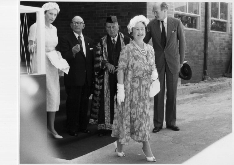 elizabeth the queen mother feet 2 scaled