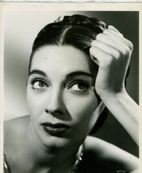 elizabeth threatt feet 3