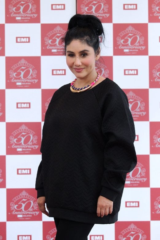 ella aminuddin feet 6