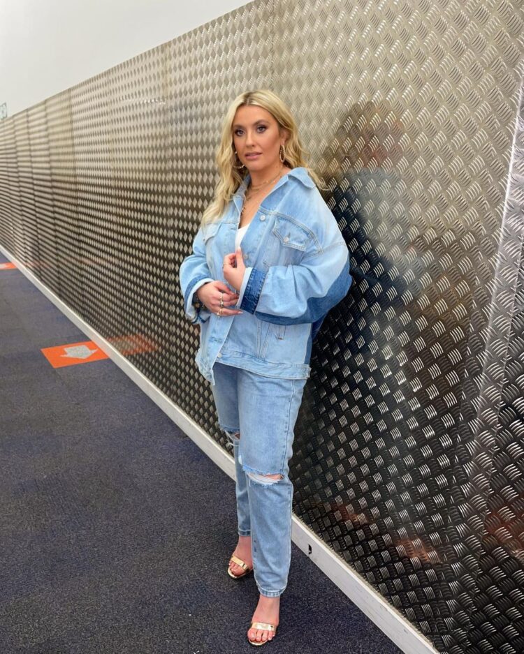 ella henderson feet 3