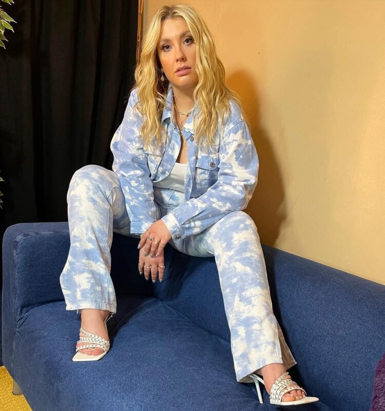 ella henderson feet