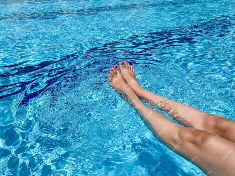 ella piscina feet 1
