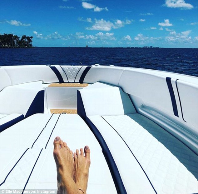 elle macpherson feet 3